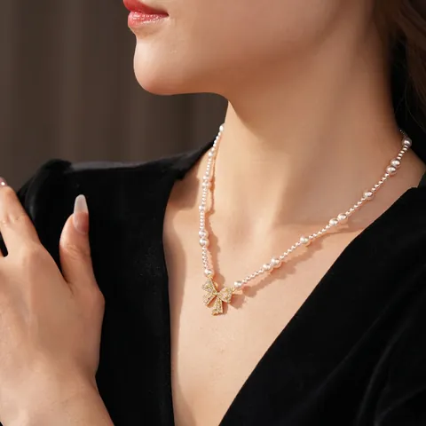 Elegante Collar Con Colgante De Lazo Con Perlas Artificiales Artificiales Y Circón En Cobre Estilo Retro Francés Ajustable Para Mujeres