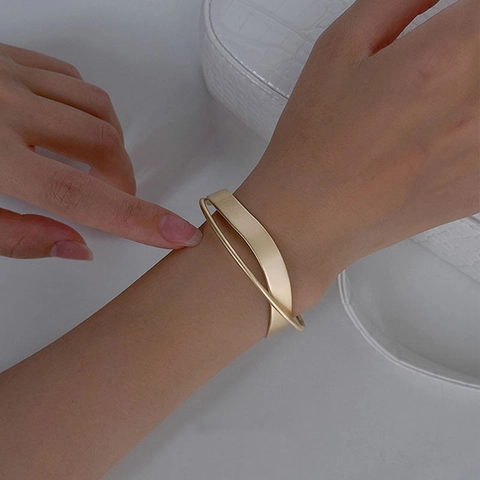 Bracciale Rigido Aperto a Croce Geometrica Minimalista per Donna Rame Opaco Galvanico Lusso Leggero Gioielli Quotidiani Regalo