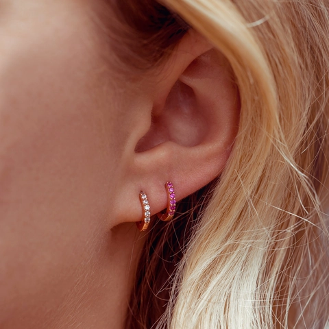 Orecchini a Cerchio Huggie in Rame e Zirconia Minimalisti Micro Intarsiati Tondi Placcati Oro Accessori per Donna
