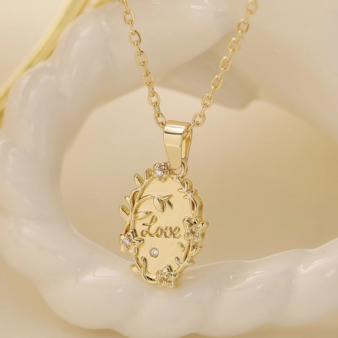 Collier Pendentif Love En Cuivre Plaqué Or Ovale Gravure Florale Avec Zircone Bijoux Élégants Vintage Pour Femmes