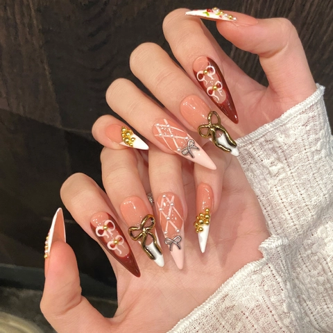 Unghie Finte Fatte A Mano Long Stiletto Rosso Scuro Stile Francese Con Gioielli Fiocco 3D Künstliche Perle Motivo Rosa Elegante