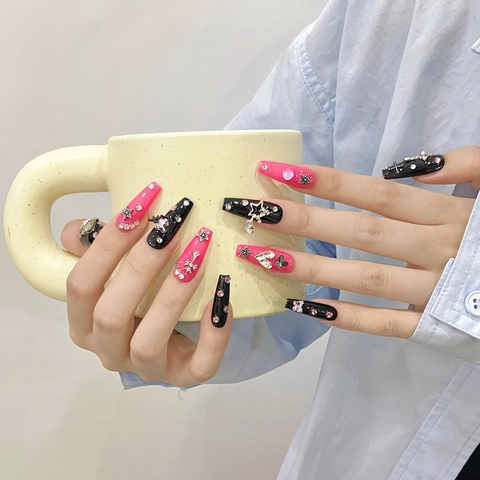 Künstliche Fingernägel Lange Sargform Y2K Punk Stil Pink Schwarz Kontrast Mit Metall Stern Herz Strass Anhängern