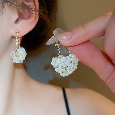 Zoete Witte Bloem Kwastje Oorbellen Goud Legering Drop Mode Niche Sieraden Voor Vrouwen Met Zilveren Oorsteker