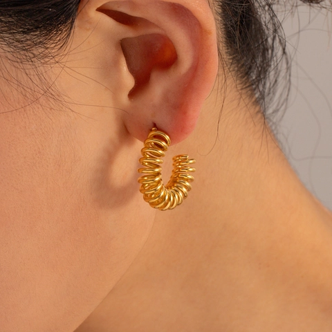 Boucles d'Oreilles Créoles en Acier Inoxydable Plaquées Or 18K en Spirale pour Femmes Bijoux Personnalisés en Forme de C Géométrique