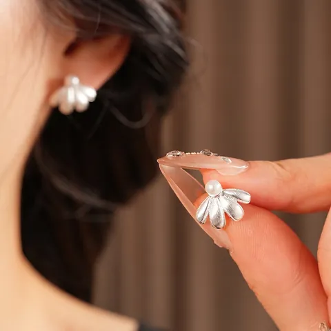 Orecchini A Lobo Fiore Perla Artificial Con Perno In Argento Vintage Francese Metallo Opaco Petalo A Ventaglio Gioielli Donna
