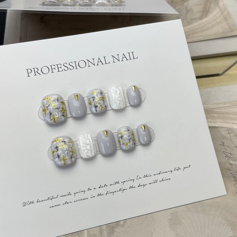 Handmade Press On Nails 3D Relief Flower Tweed Design Gold Foil Elegant Grey White For Women Artificial Fingernails