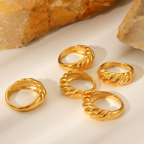 Anillo Croissant Dome Acero Inoxidable Chapado En Oro 18K Textura Trenzada Joyería Geométrica Resistente Al Deslustre Para Mujer