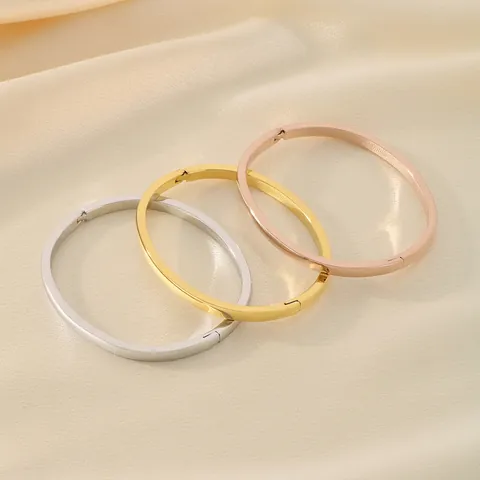 Brazalete Ovalado De Acero Inoxidable Pulido Minimalista Superficie Curva Lisa Hebilla Oculta Chapado En Oro De 18K