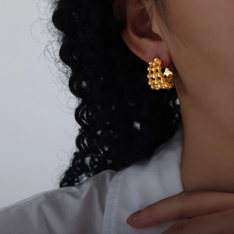 Orecchini A Cerchio In Acciaio Al Titanio Placcati Oro Texture Perlata Forma A C Gioielli Minimalisti Da Donna