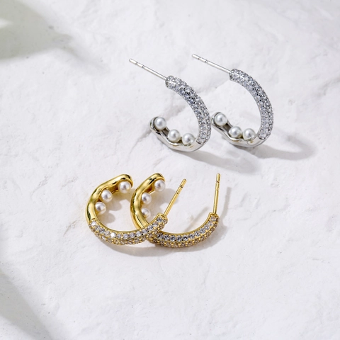 Vintage C-förmige Creolen Mit Mikro-Pave-Zirkonia Und Künstlicher Künstliche Perle Elegante Messing-Schmuck Für Damen