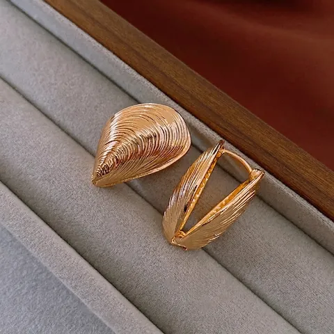 Vintage Muschel Form Huggie Hoop Ohrringe Vergoldete Legierung Strukturierter Minimalistischer Schmuck Für Damen