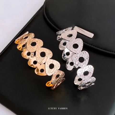 Herz Hohl Geprägt Offener Armreif Eisen Metall Retro Minimalist Mode Schmuck Für Frauen Elegantes Accessoire