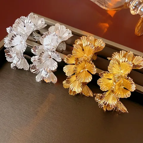 Boucles D'oreilles En Alliage Avec Tige En Acier Design De Fleurs Superposées Et Feuilles De Ginkgo Bijoux Métalliques Texturés