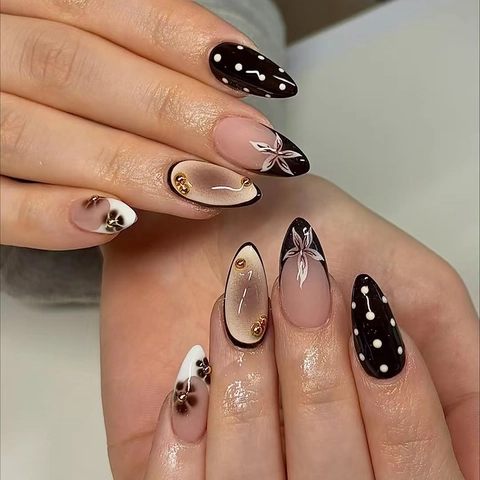 Franse Retro Press On Nagels Amandel Kunstnagels Bloemen Stipjes Patroon Glanzend Karamel Gradiënt Goud Kralen Decoratie