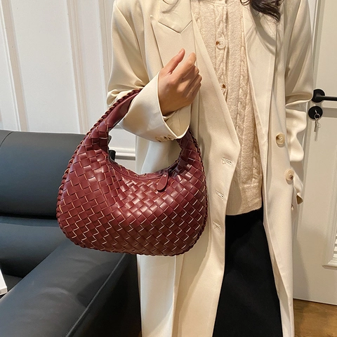 Women'S Medium Pu Leather Solid Color Streetwear Pillow Shape Zipper Handbag