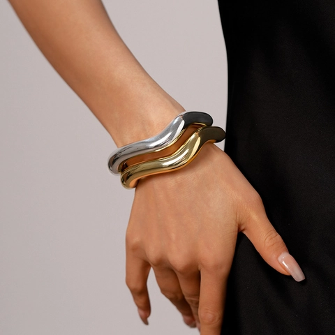Bracciale Aperto A Onda Irregolare Stile Metallo Liquido Minimalista Lucentezza Metallica Gioielli Di Nicchia Per Donne