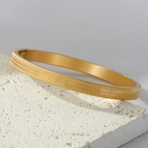 Bracciale Rigido In Acciaio Inossidabile Minimalista Motivo A Dente Di Sega Texture Geometrica Chiusura Gioielli Coppia