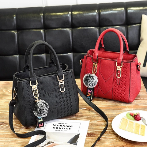 Damen PU Leder Handtasche Crossbody Tasche Litchi Textur Große Kapazität Elegante Urban Schultertasche Mit Pelzball Anhänger