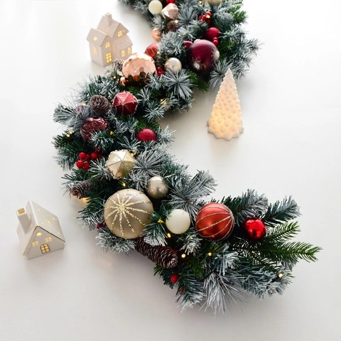Weihnachtsgirlande Beleuchtet Warmweiße LED Lichter PE Frostige Kiefernnadeln Zapfen Schleifenband Kamin Treppe Party Dekor