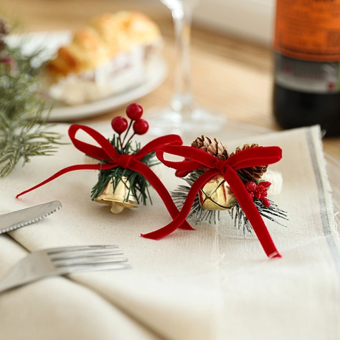 Ronds De Serviette De Noël Avec Nœud En Velours Rouge Cloche Dorée Et Pomme De Pin Pour Décoration De Table