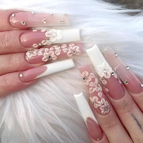 Unghie Finte Lunghe Forma Bara Francese Bianco Sfumato Rosa Con Fiore 3D Strass Per Donne