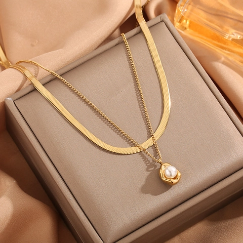Elegante Collana a Doppio Strato in Acciaio al Titanio Oro per Donna Ciondolo con Perla Artificiale Irregolare Minimalista Gioielli