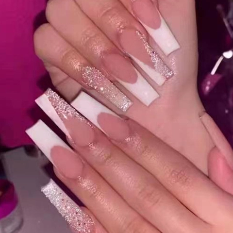 Unghie Finte Lunghe A Bara Con Base Rosa Nude E Punte Francesi Bianche Con Glitter Argento Galassia E Strass Per Look