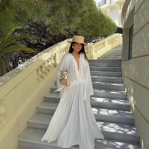 Elegantes Weißes Maxikleid Mit V-Ausschnitt Rüschenbesatz Glockenärmel Elastische Taille Resort-Stil