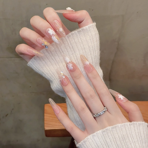 Elegante Handgefertigte Nägel zum Aufdrücken Nude Rosa Farbverlauf Schmetterling Blumen Strass Kunstparel Dekor für Damen