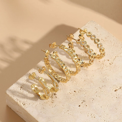 Boucles d'Oreilles Créoles Irrégulières en Cuivre et Zirconia Personnalisées pour Femmes Plaquées Or 14K Trombone Maillon Cubain Boucles d'Oreilles Rondes Bijoux Style Ins