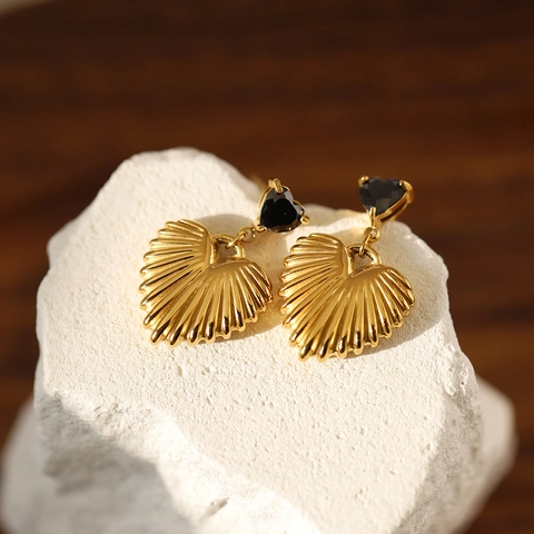Pendientes de Botón de Corazón de Acero de Titanio de Estilo Maillard Vintage Chapados en Oro de 18K Joyas para Mujeres