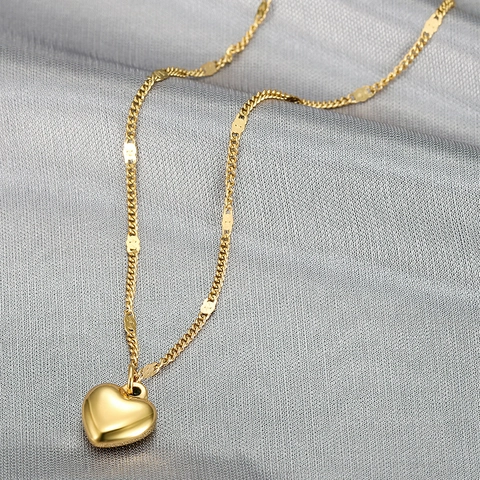 Collier Pendentif Coeur en Acier Titane Minimaliste pour Femme Doux Tempérament Coeur Plaqué Or Ras du Cou Bijoux Chaîne de Clavicule