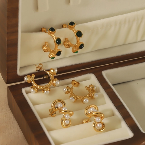 Orecchini A Cerchio A Forma Di C In Acciaio Inossidabile Placcato Oro 18K Con Imitazione Perla Artificial E Gemma Verde Gioielli Donna