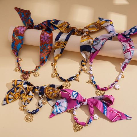 Collana Sciarpa Donna Acciaio Inossidabile Ciondoli Cuore Sole Stampa Floreale Nastro Raso Choker Stile Bohemien