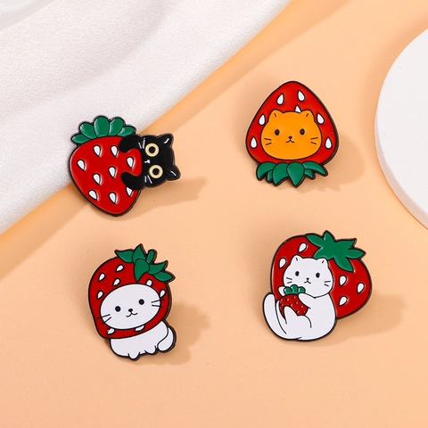 Carino Spilla Smalto Gatto Fragola Lega Di Zinco Distintivo Frutta Cartone Animato Per Zaino Giacca Di Jeans Cappello Kawaii
