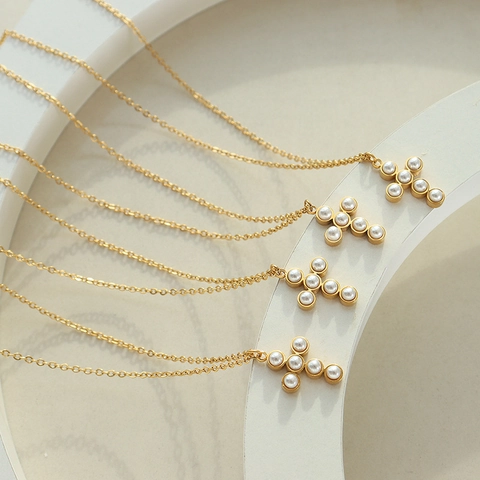 Franse Elegante Gouden Titanium Stalen Kruis Hanger Ketting Met Witte Imitatie Kunstparels Minimalistische Sleutelbeenketing Sieraden Voor Dames