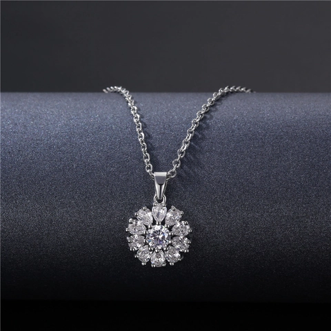 Collier Pendentif Flocon De Neige Avec Chaîne En Acier Titane Et Charme Floral En Cuivre Zircone Pour Femmes