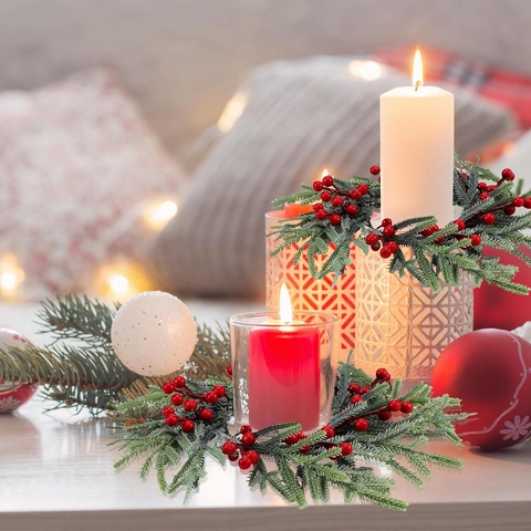 Weihnachtskerzenkranz Frostige Künstliche Kiefernnadeln Rote Beeren Tischdeko Party Ornament