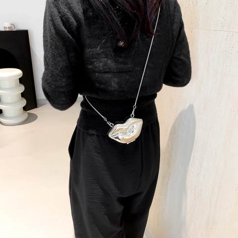 Women Mini Metal Crossbody Bag Heart Lips Shape Chain Evening Party Purse Stylish Vintage Metallic Hard Shell Bag