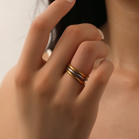 Minimalistische Roestvrijstalen Inelkaar Grijpende Drievoudige Ring Voor Dames Hoogglans Gepolijst Tweekleurig Sieraden
