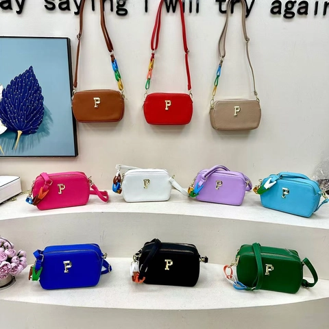 Crossbodytas Van PU Leer Kleine Vierkante Cameratas Voor Dames Trendy Gekleurde Kettingriem Gouden Letter Decoratie Stedelijk Minimalistisch