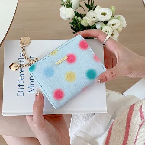 Petit Portefeuille Bifold Pour Femmes Cuir PU Motif À Pois Colorés Poche Monnaie Zippée Pendentif Coeur Style Coréen