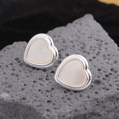 Boucles d'Oreilles Clous Cœur en Cuivre Plaqué Argent Avec Incrustation de Perle Artificielle Blanche Bijoux de Mode