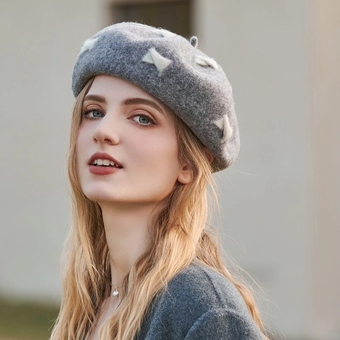 Béret en Laine Mode pour Femmes Élégant Broderie de Nœud Chapeau de Peintre Chaud Hiver Automne Style Japonais Rétro Bijou