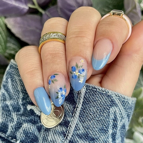Franse Blauwe Press On Nails Gradiënt Bloemenpatroon Glanzende Amandelvorm Kunstnagels Voor Vrouwen