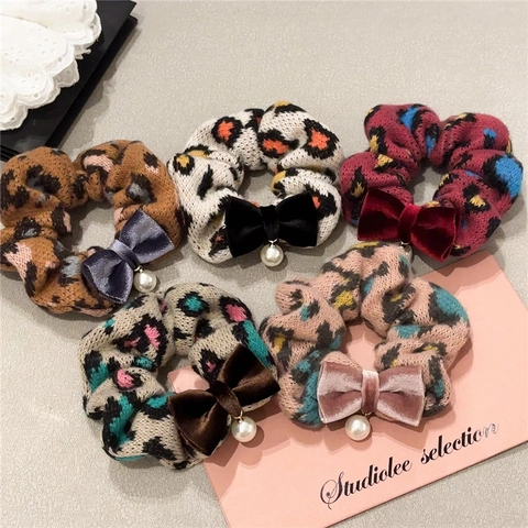 Chouchou En Tricot Léopard Nœud En Velours Pendentif Künstliche Perle Élastique À Cheveux Style Coréen Accessoires Cheveux Femmes