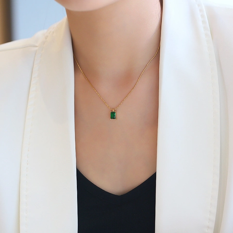 Collier Pendentif Zircon Rectangulaire Vert Émeraude Acier Inoxydable Plaqué Or Bijoux Style Rétro Français Pour Femme