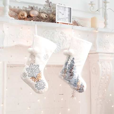 Calze Di Natale Bianche Peluche Pelliccia Sintetica Ricamato Fiocco Di Neve Albero Foresta Pompon Decorazioni Regalo