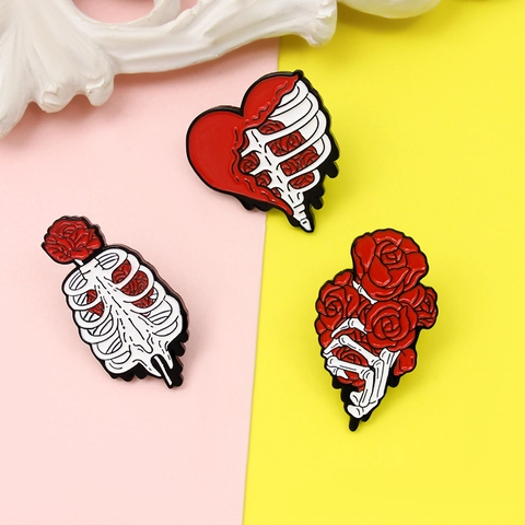 Broche En Alliage Épinglette Émail Rose Squelette Gothique Coeur Cage Thoracique Romantique Sombre Punk Bijoux