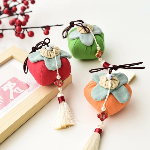 Ornamento Pendente In Tessuto Di Cachi Con Nappine Di Raso E Targhetta In Metallo Fu Per Albero Di Natale Specchio Auto Decorazione